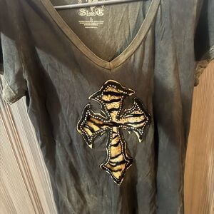 Buckle velvet stone Stone Women's olive green and grV-Neck Tee with Cross